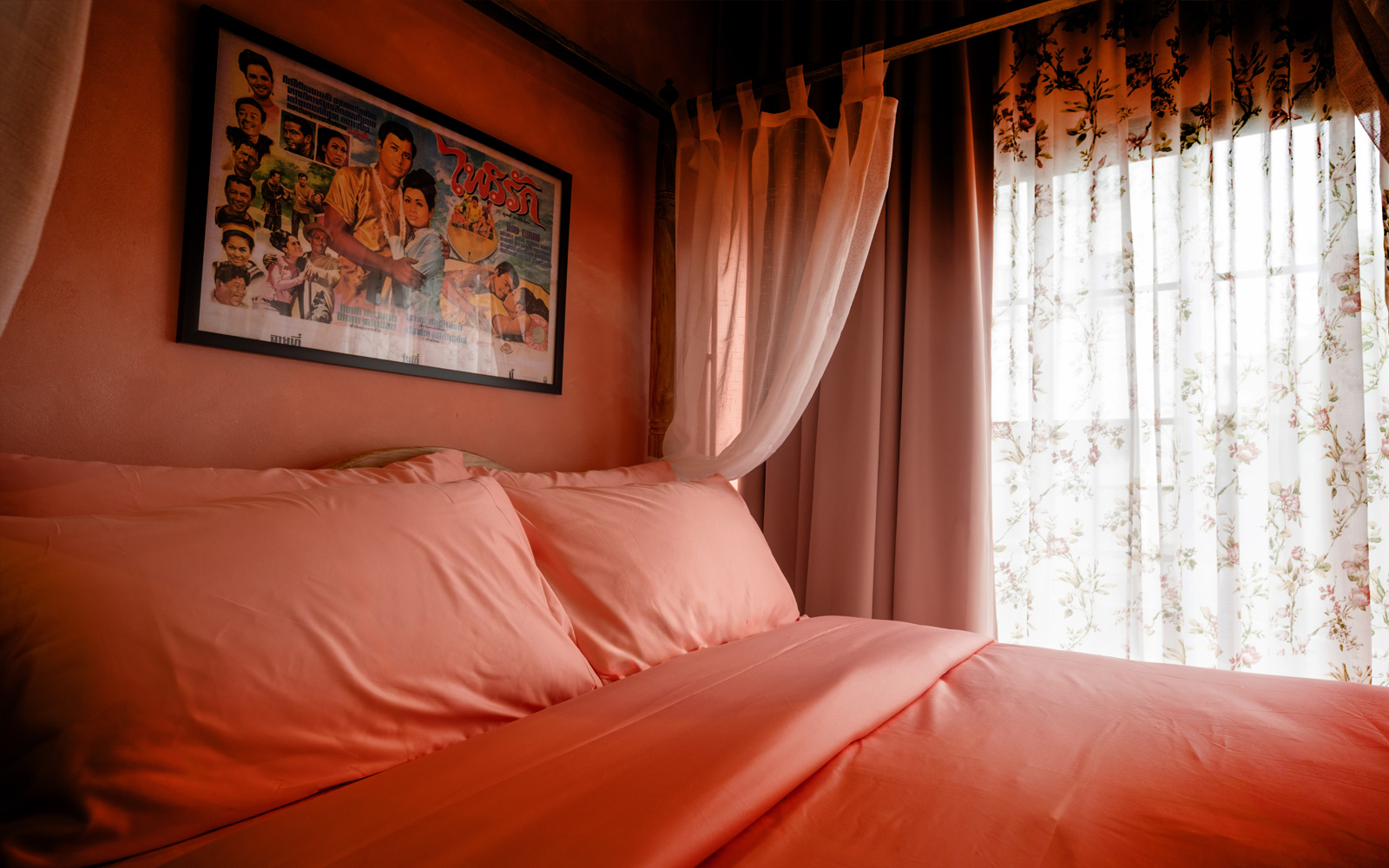 Stay in an intimate and cinematic theme room filled with mood, this room is perfect for couples, dreamers, and travelers looking for something unreal.