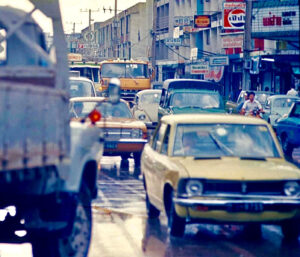 The former London Theater can be seen at top right of this photo of Sukhumvit Road in Phra Khanong from the mid-1970s. / Archival